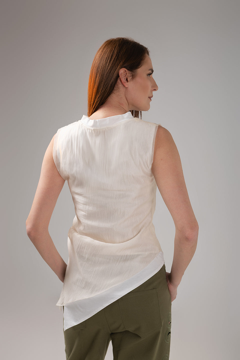 Incarca imaginea in galerie, Top asimetric ivoar perlat cu design contemporan elegant