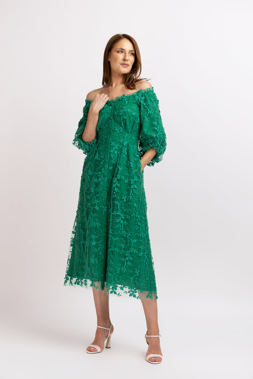 Incarca imaginea in galerie, Rochie midi din tulle brodat verde cu umeri decupati