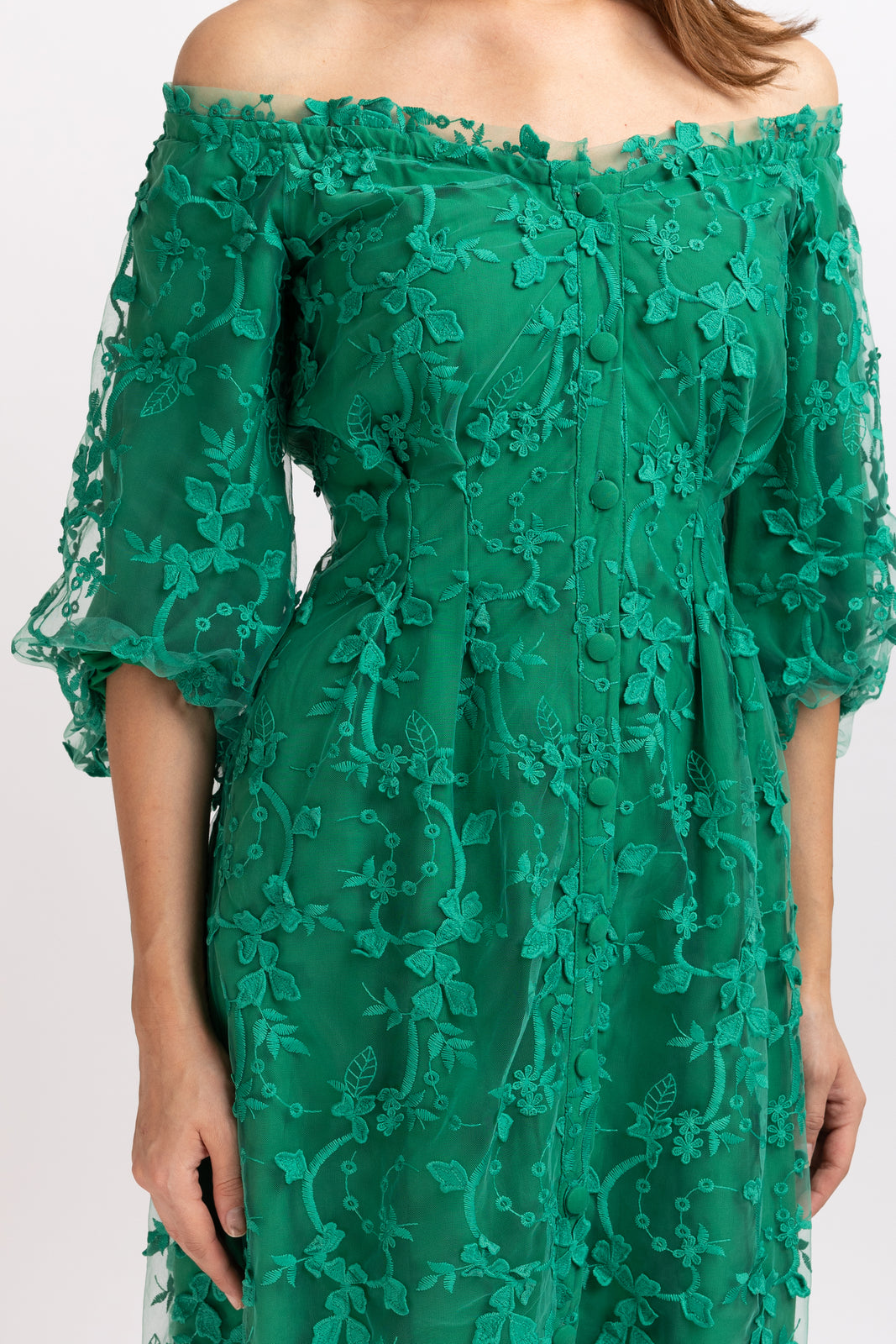 Incarca imaginea in galerie, Rochie midi din tulle brodat verde cu umeri decupati