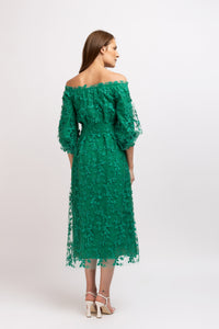 Rochie midi din tulle brodat verde cu umeri decupati