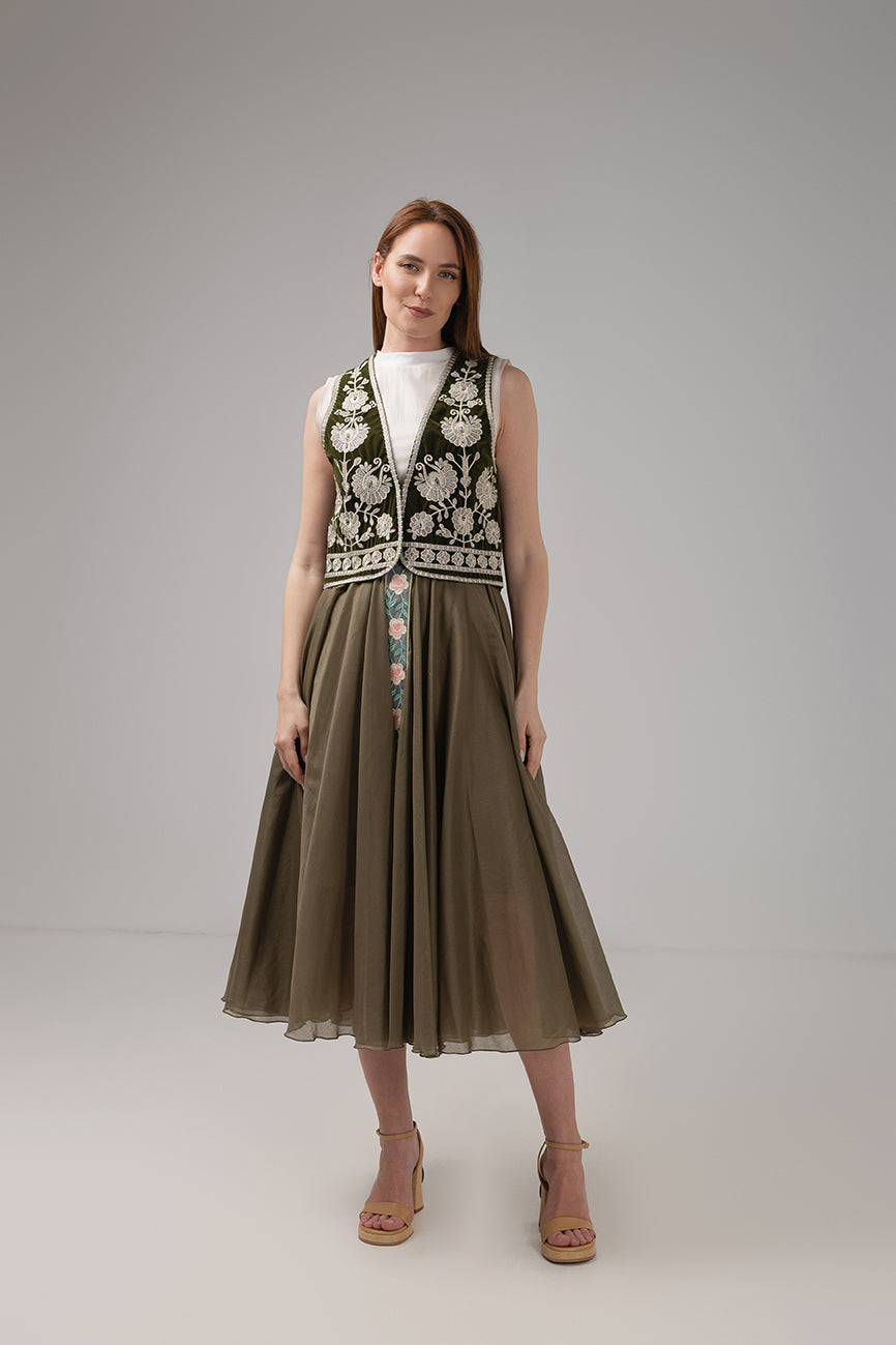 Incarca imaginea in galerie, Vestă catifea verde olive cu broderie florală ivoar reinterpretată
