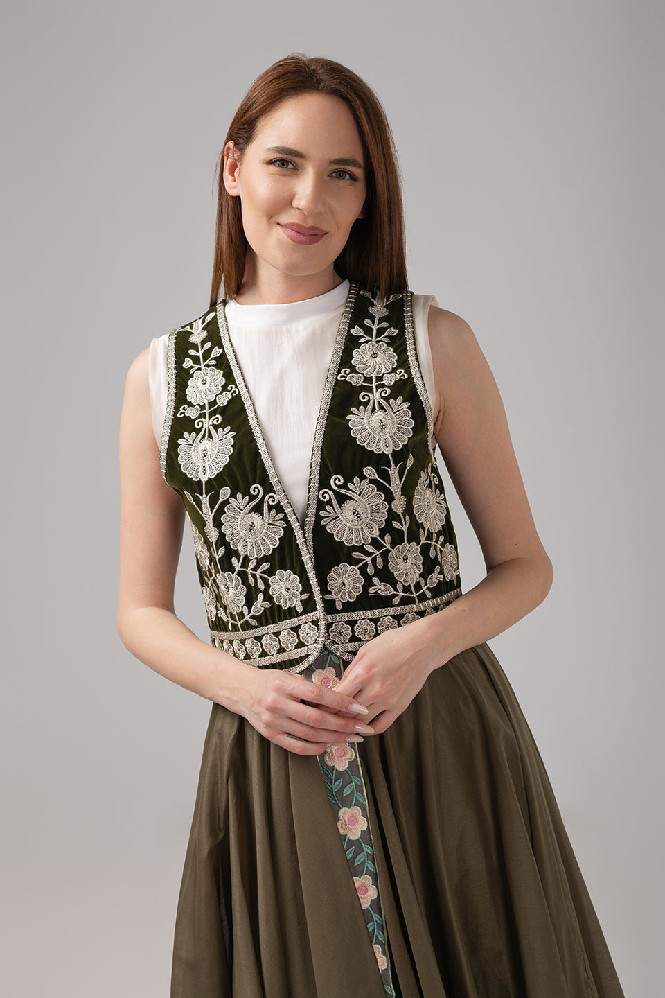Incarca imaginea in galerie, Vestă catifea verde olive cu broderie florală ivoar reinterpretată