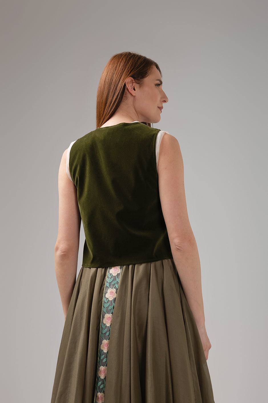 Incarca imaginea in galerie, Vestă catifea verde olive cu broderie florală ivoar reinterpretată
