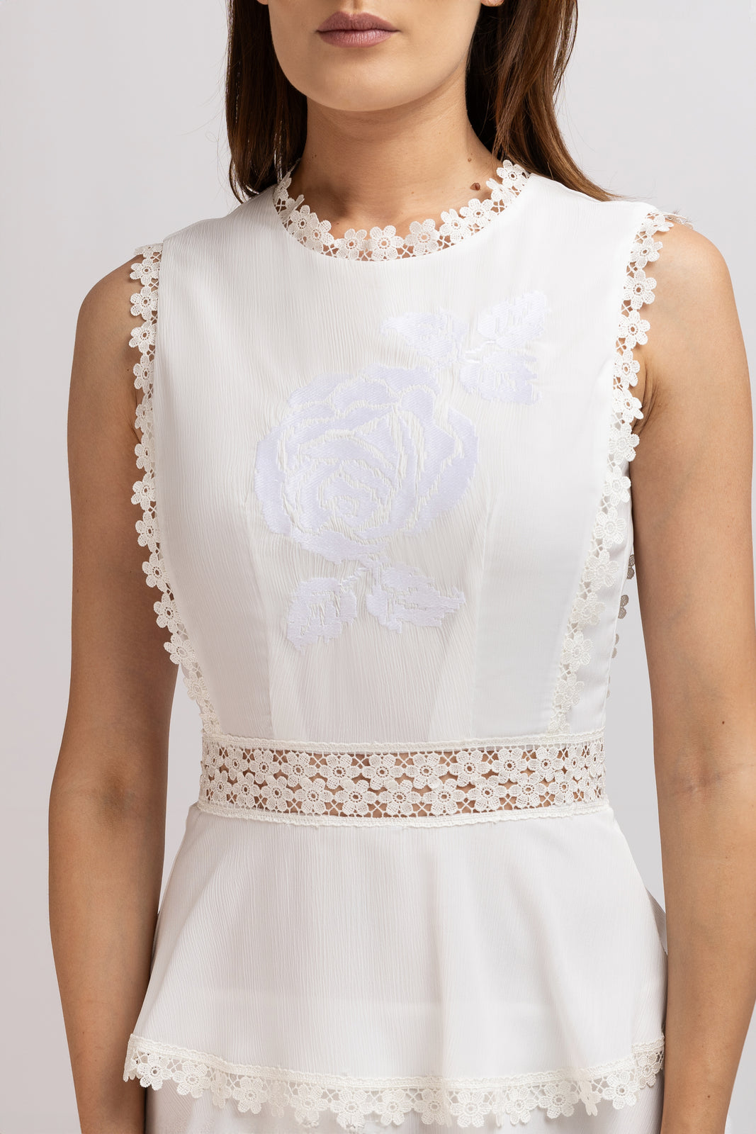 Load image into Gallery viewer, White viscose dress with frills and embroidered bust