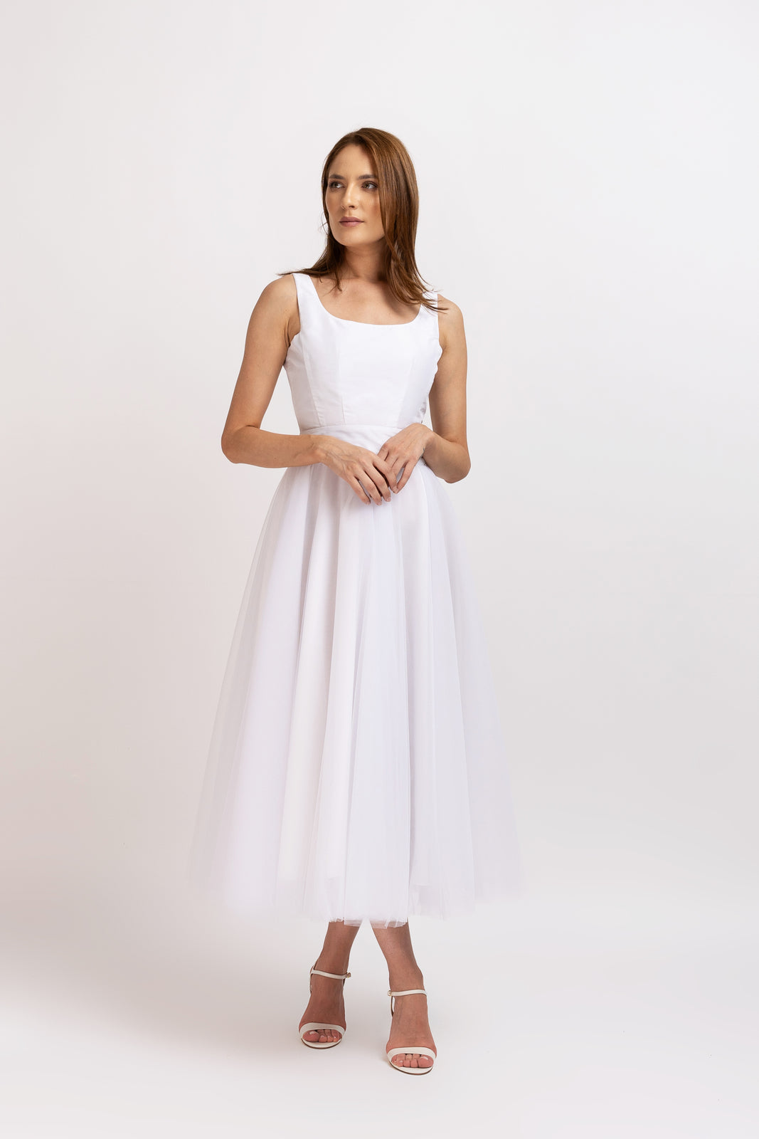 Incarca imaginea in galerie, Rochie midi alba cu bust din tafta si fusta din tulle