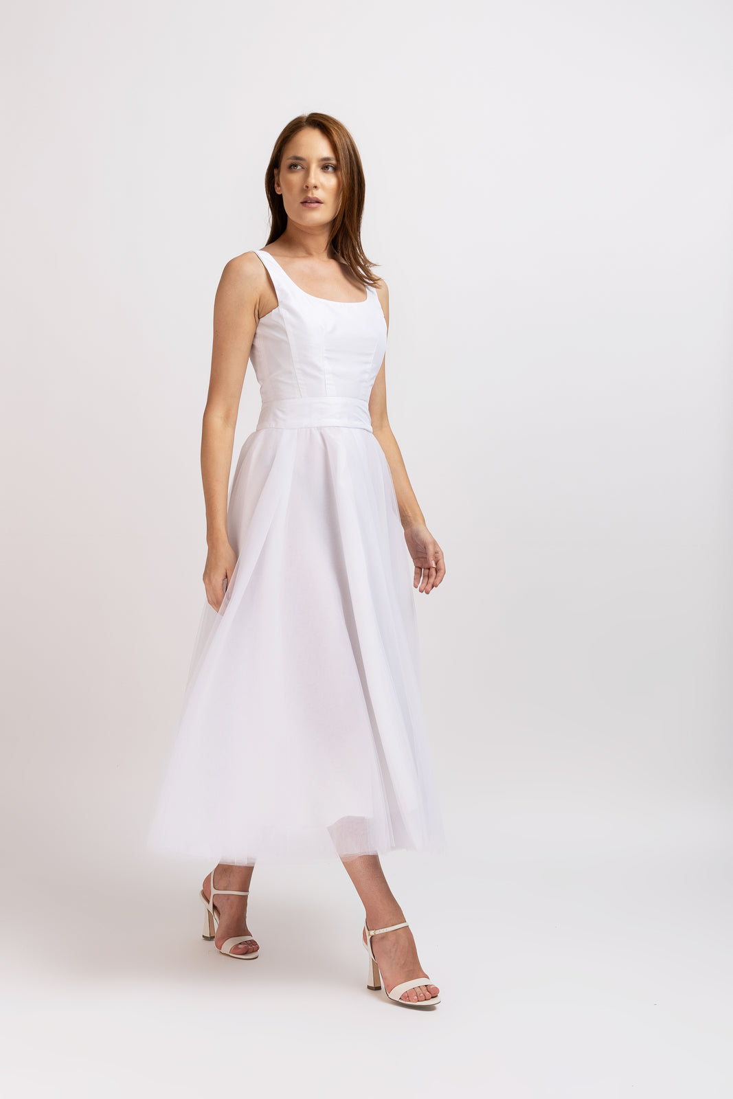 Incarca imaginea in galerie, Rochie midi alba cu bust din tafta si fusta din tulle