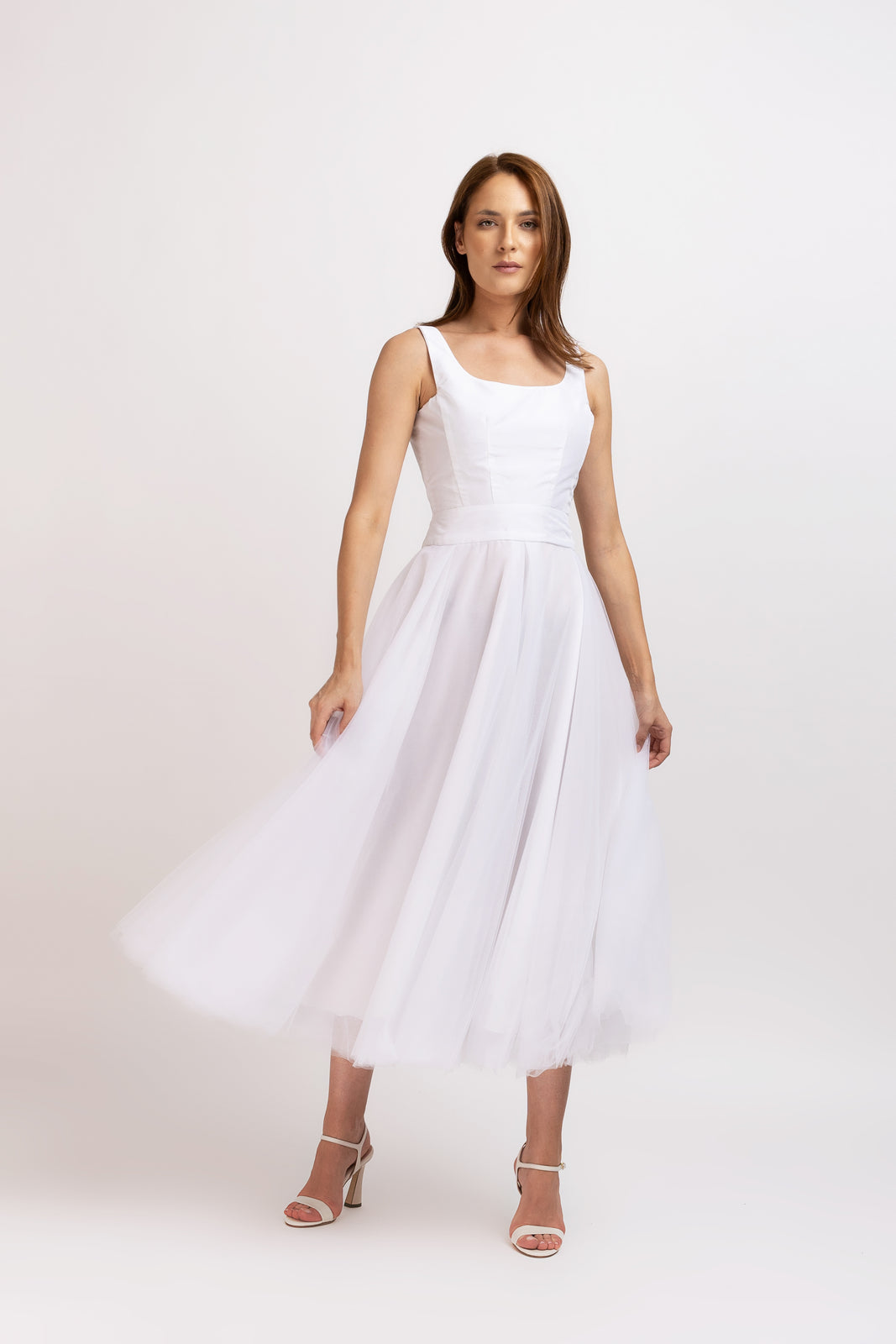 Incarca imaginea in galerie, Rochie midi alba cu bust din tafta si fusta din tulle