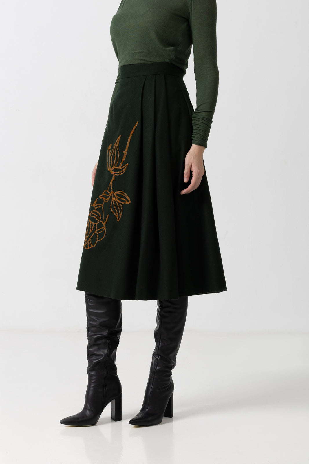 Incarca imaginea in galerie, Fustă din stofă de lână cu broderie trandafir