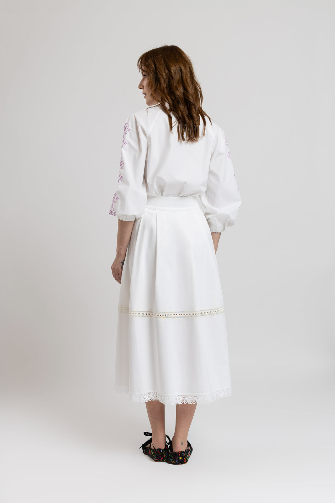 Load image into Gallery viewer, White cotton midi skirt with macrame inserts