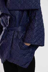 Jacheta scurta asimetrica din tesatura matlasata bleumarin