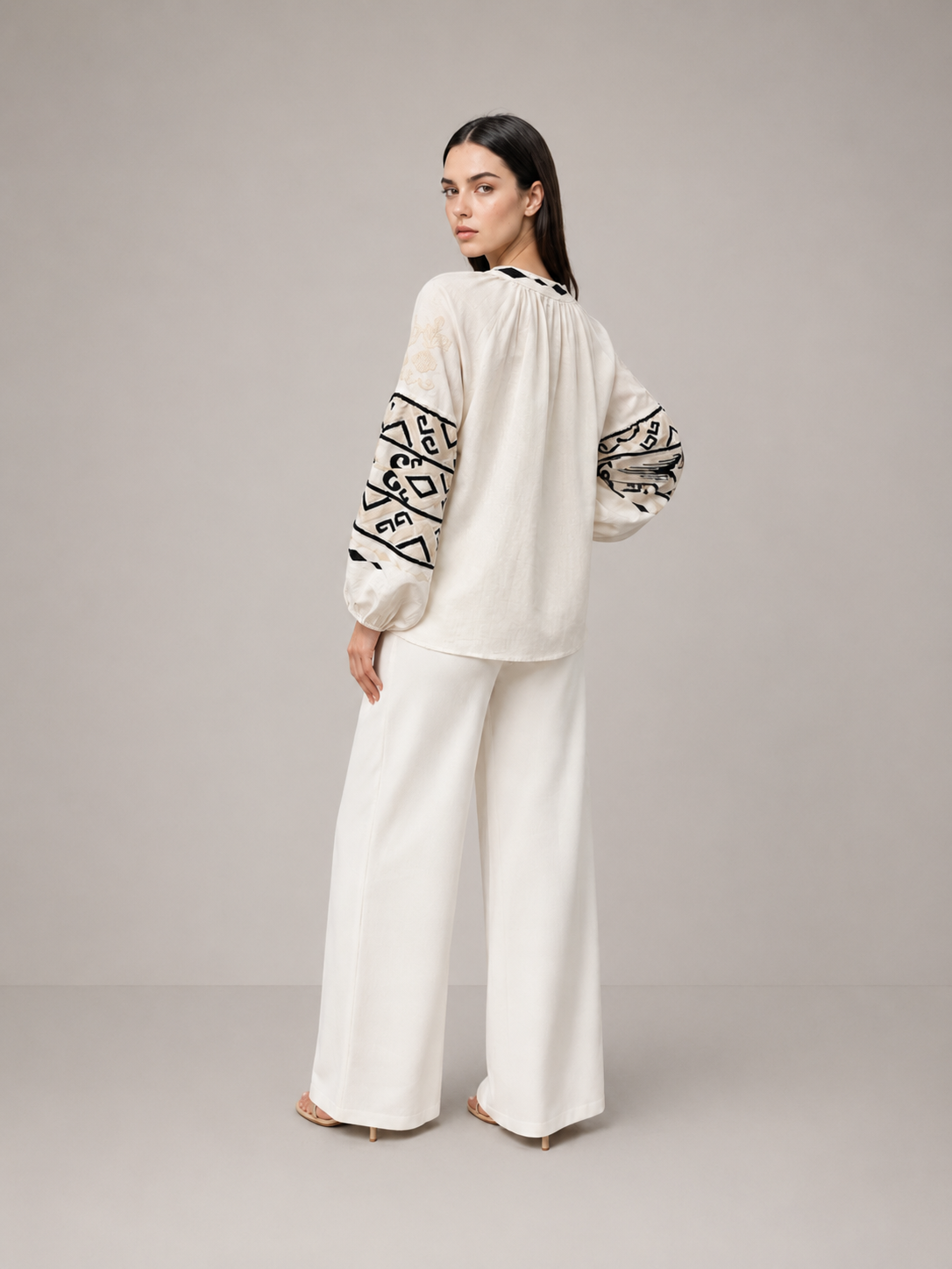 Load image into Gallery viewer, The blouse is made of viscose