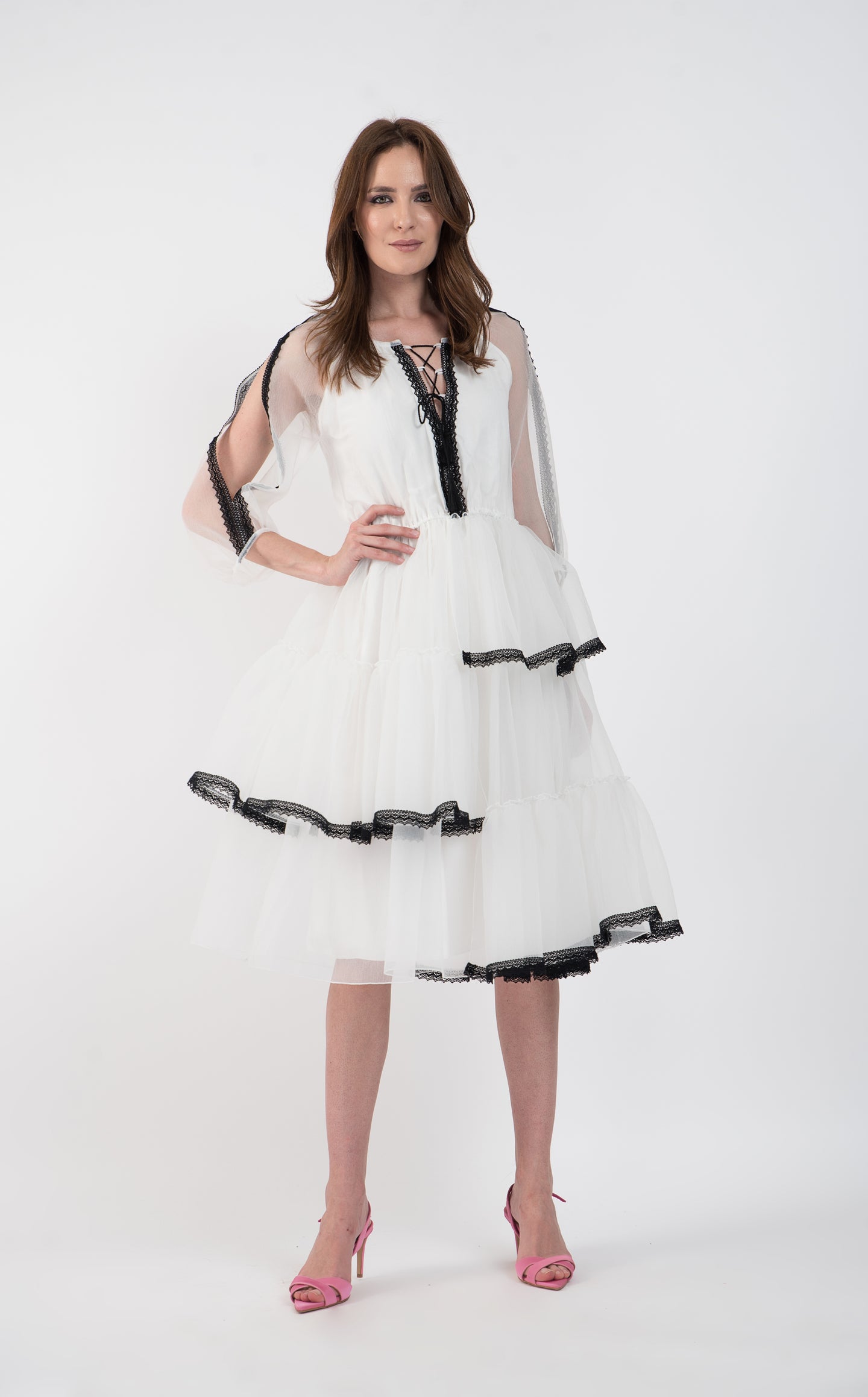 Rochie midi din organza cu volane asimetrice si aplicatii macrame