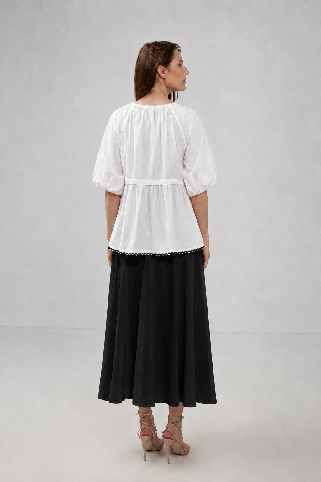 Load image into Gallery viewer, The blouse is made of viscose