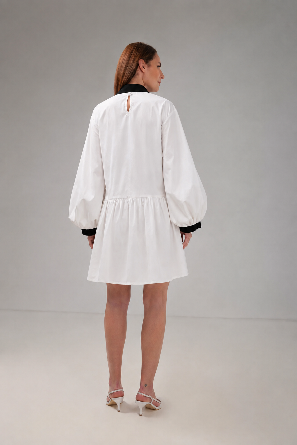 Load image into Gallery viewer, Rochie Scurtă Albă cu Guler Contrast Negru