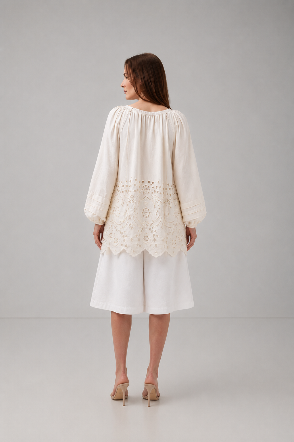 Load image into Gallery viewer, The blouse is made of viscose
