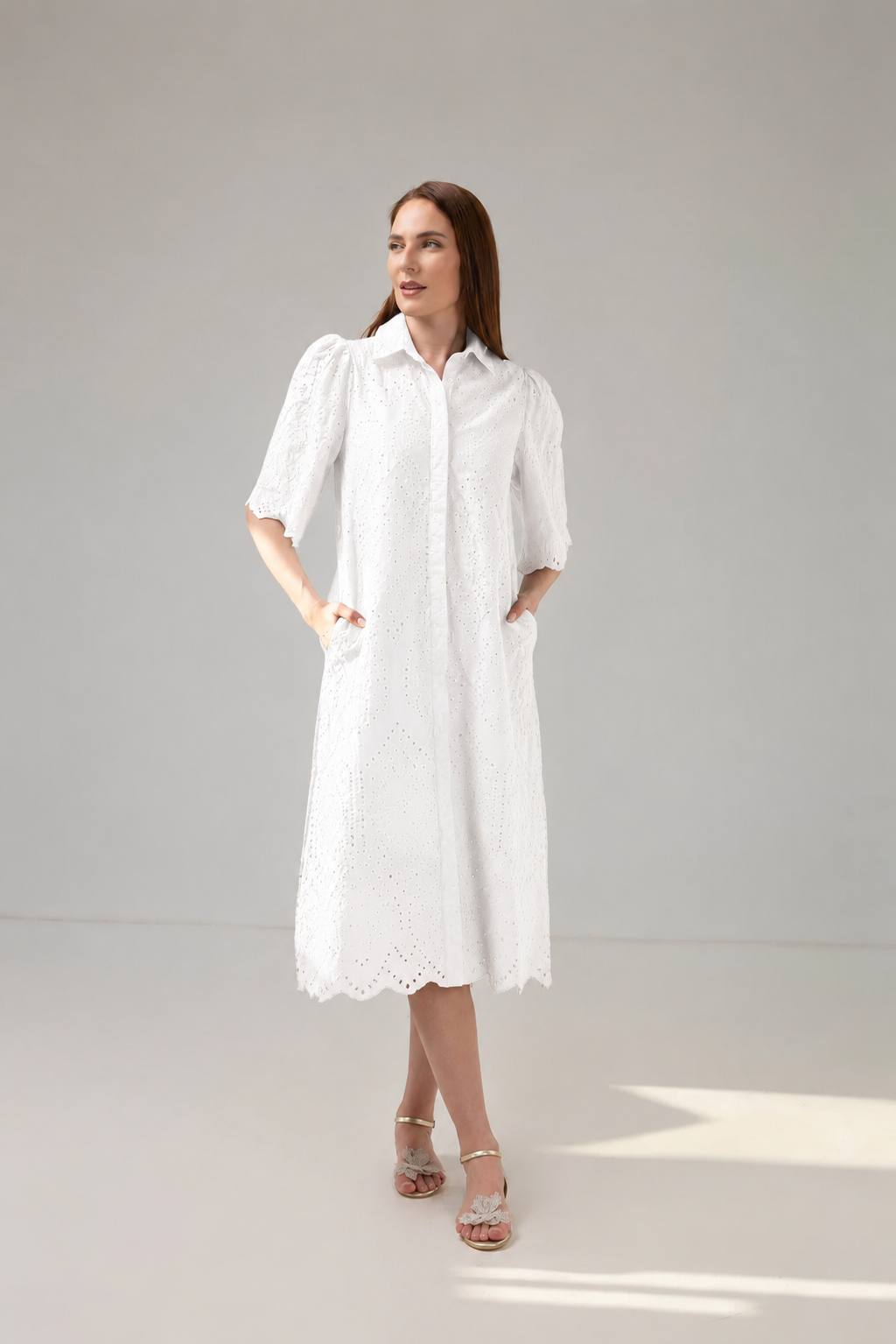 Incarca imaginea in galerie, Rochie midi albă  din dantelă brodată cu mâneci ample și cordon decorativă