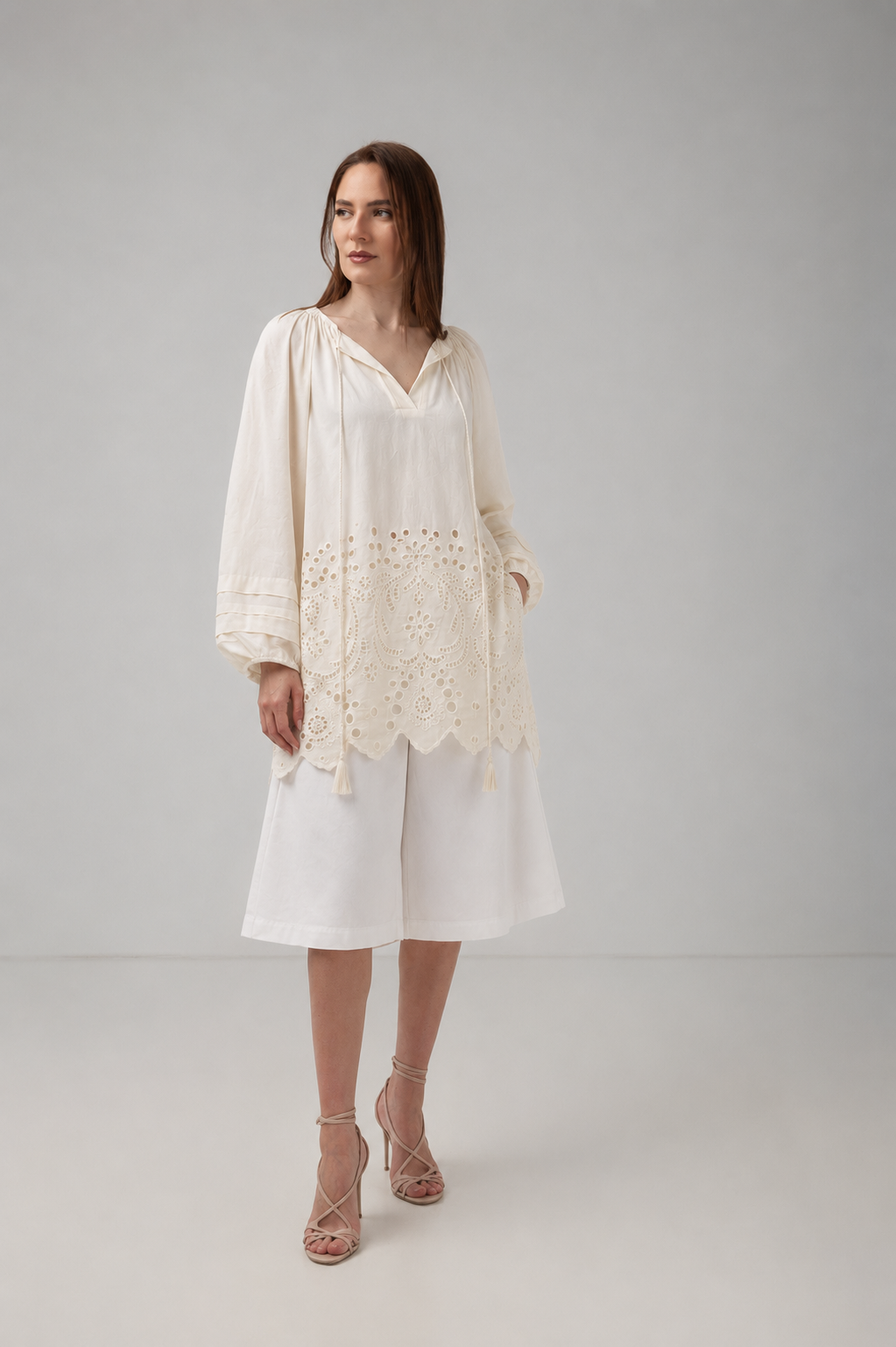Load image into Gallery viewer, The blouse is made of viscose