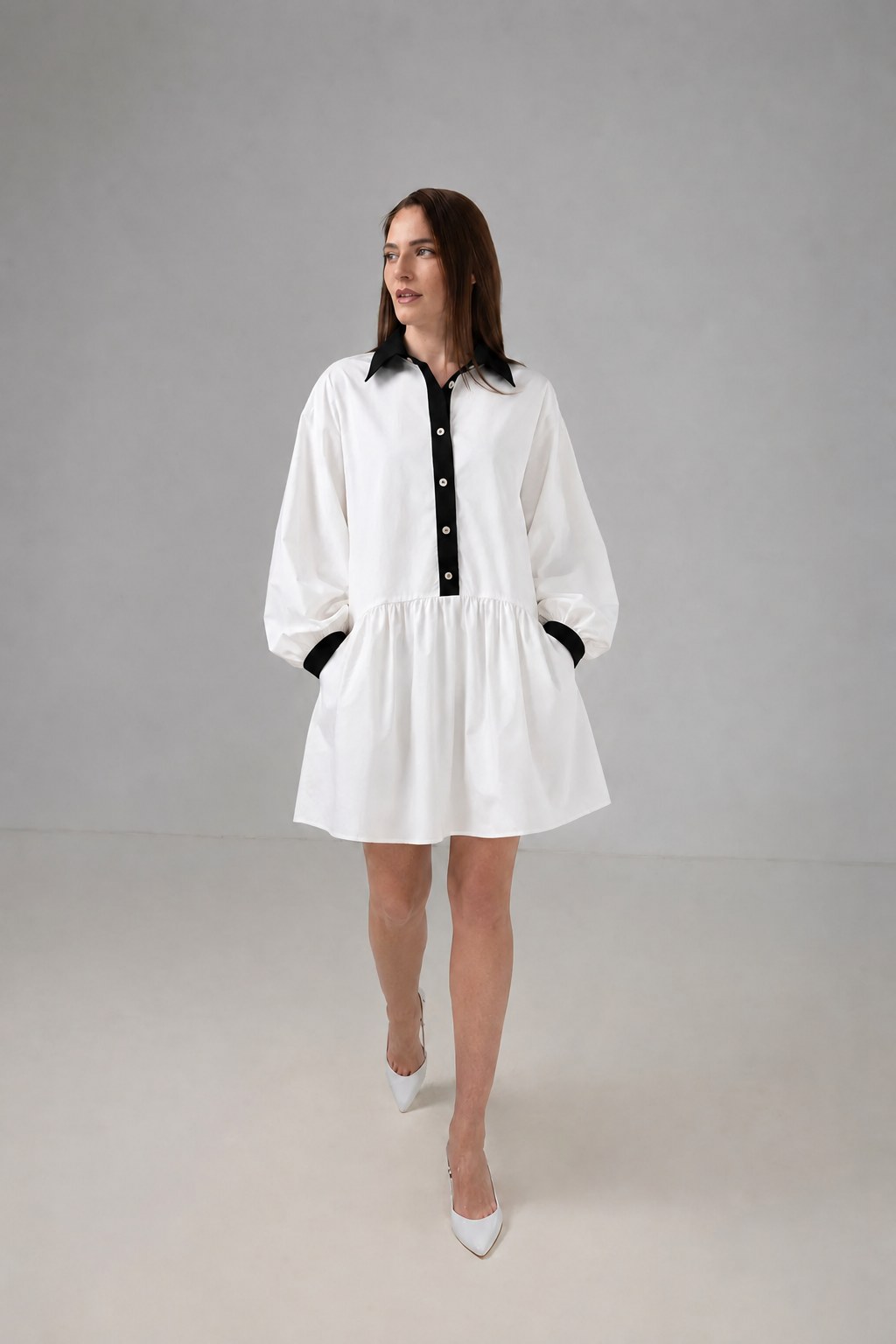 Load image into Gallery viewer, Rochie Scurtă Albă cu Guler Contrast Negru