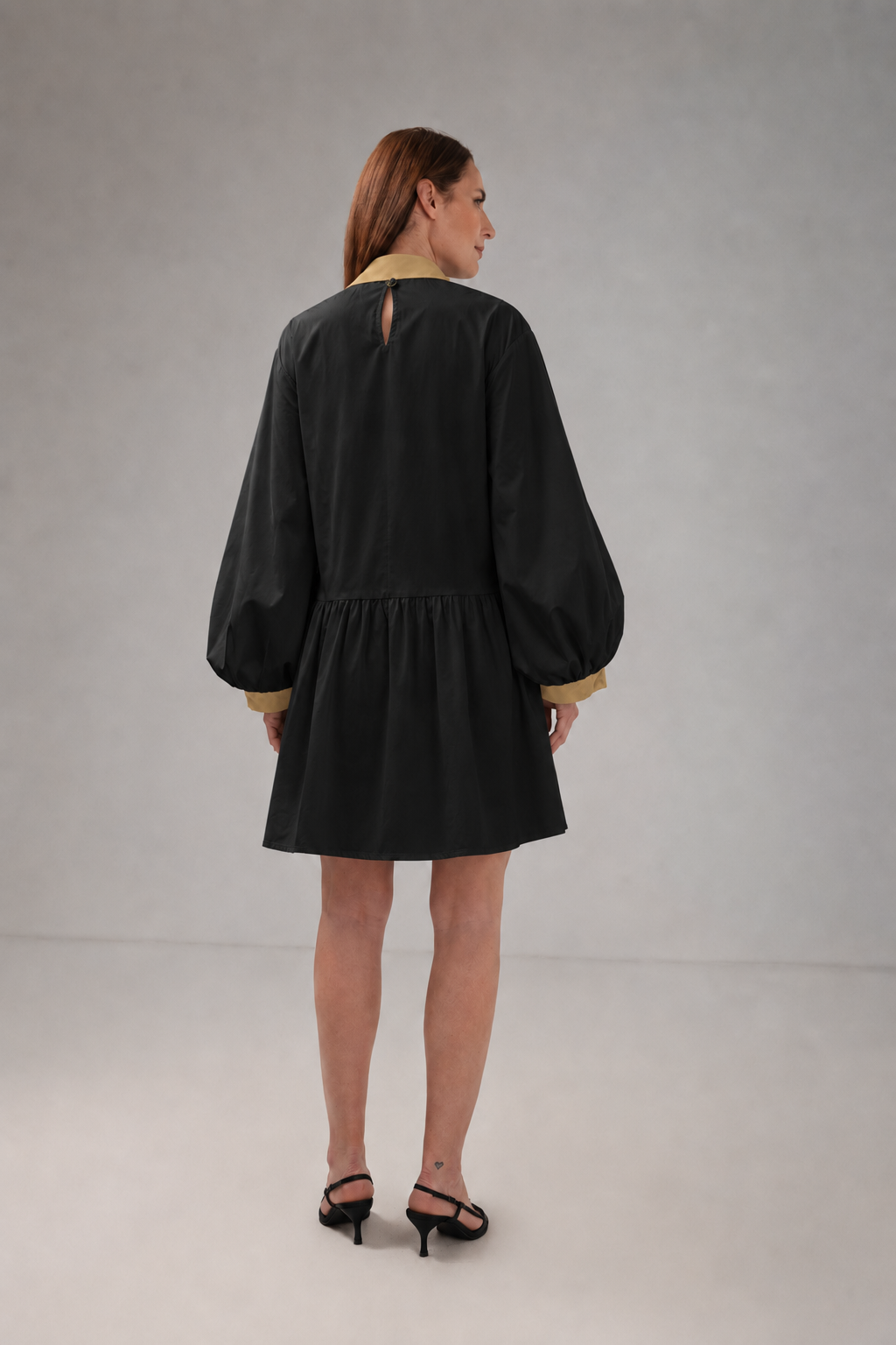 Load image into Gallery viewer, Rochie Scurtă Neagră cu Guler Contrast Camel