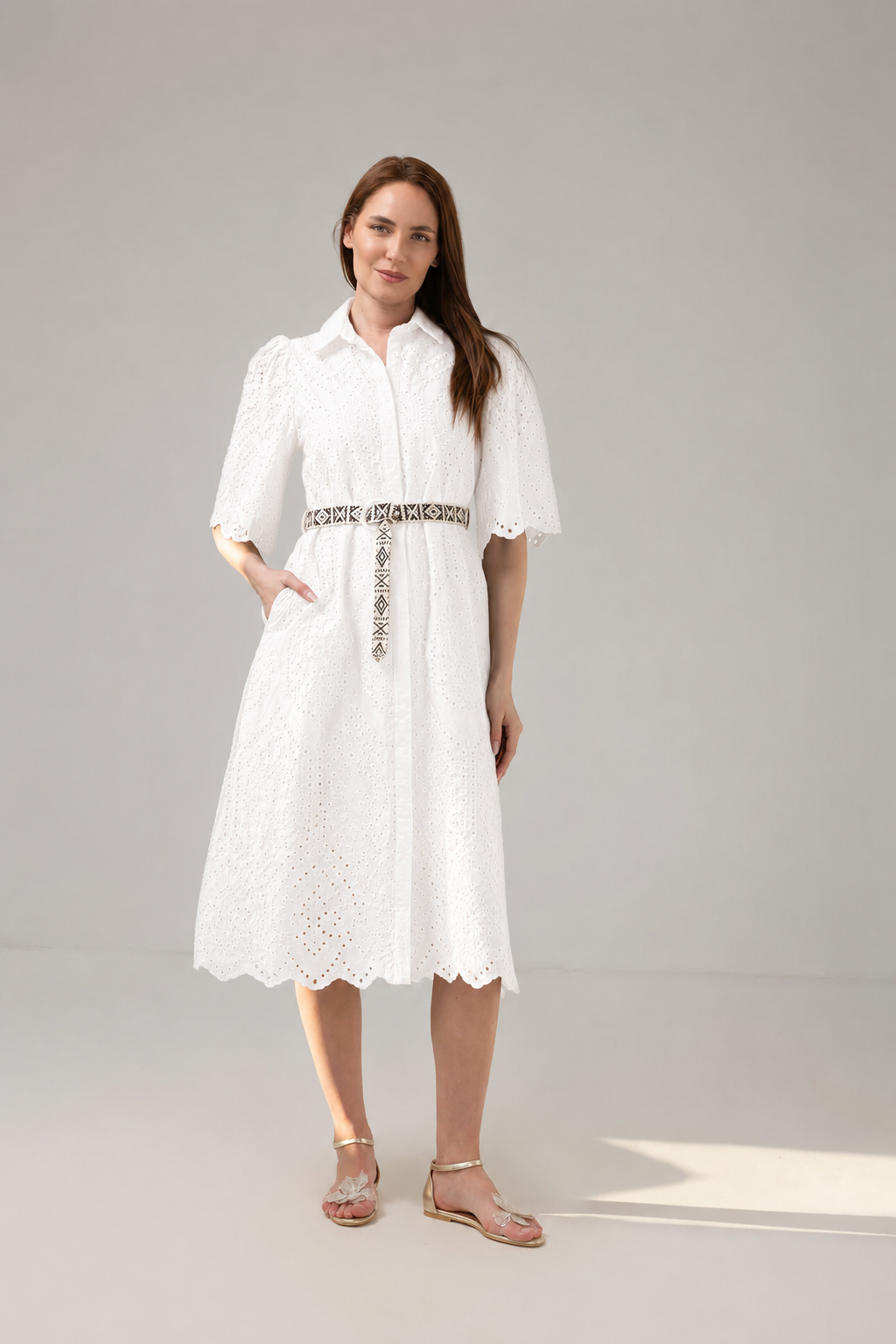 Incarca imaginea in galerie, Rochie midi albă  din dantelă brodată cu mâneci ample și cordon decorativă