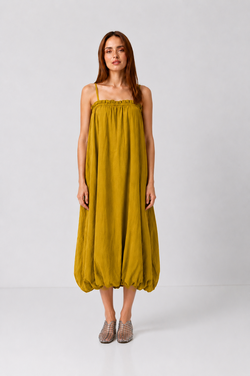 Load image into Gallery viewer, Rochie midi oversized cu spate decupat și fundă decorativă – Muștar
