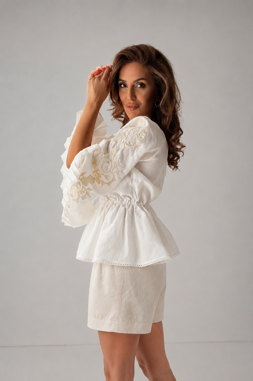 Load image into Gallery viewer, Cream computer-embroidered linen blouse with elastic waist