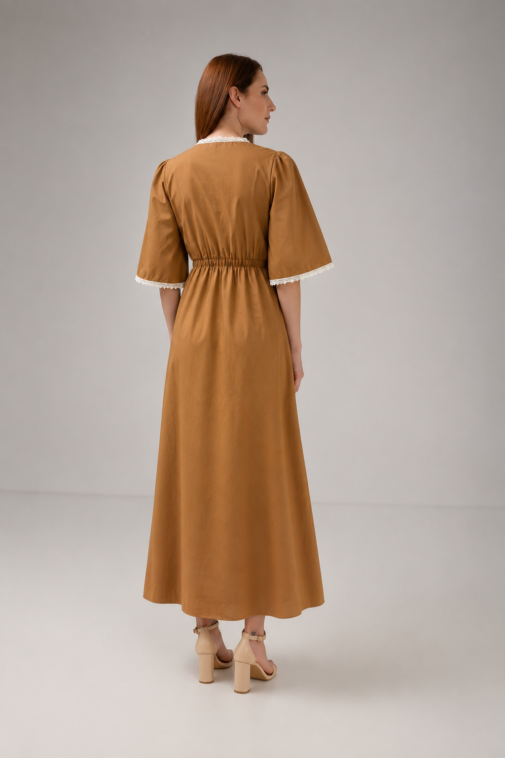 Incarca imaginea in galerie, Rochie Lungă Caramel cu Decolteu în V și Detalii din Dantelă