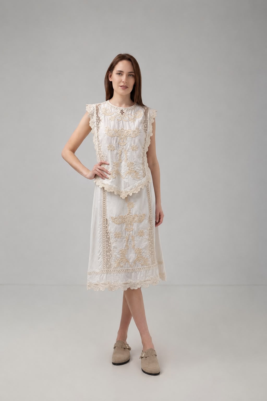 Load image into Gallery viewer, The blouse is made of viscose
