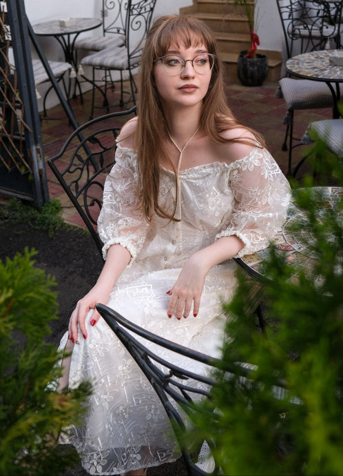 Rochie midi din organza cu umeri decupati