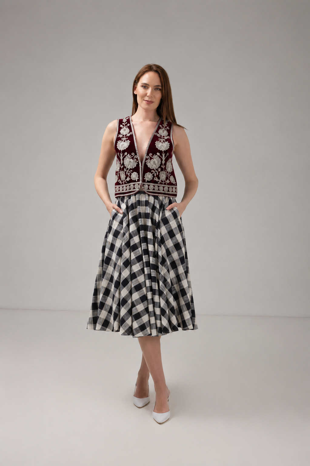 Incarca imaginea in galerie, Vestă bordo premium din catifea cu broderie ornamentală reinterpretată