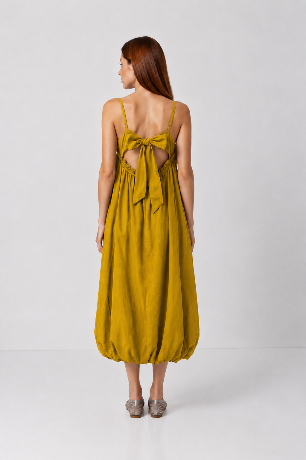 Load image into Gallery viewer, Rochie midi oversized cu spate decupat și fundă decorativă – Muștar