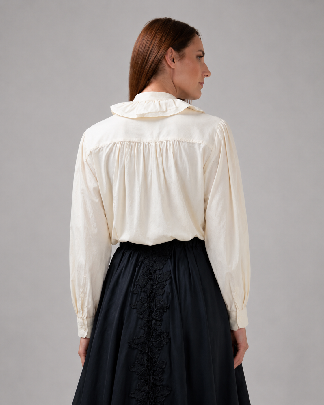 Load image into Gallery viewer, The blouse is made of viscose