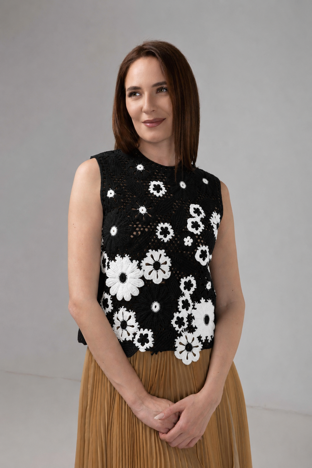 Load image into Gallery viewer, Ivory top made of natural silk with straps and lace