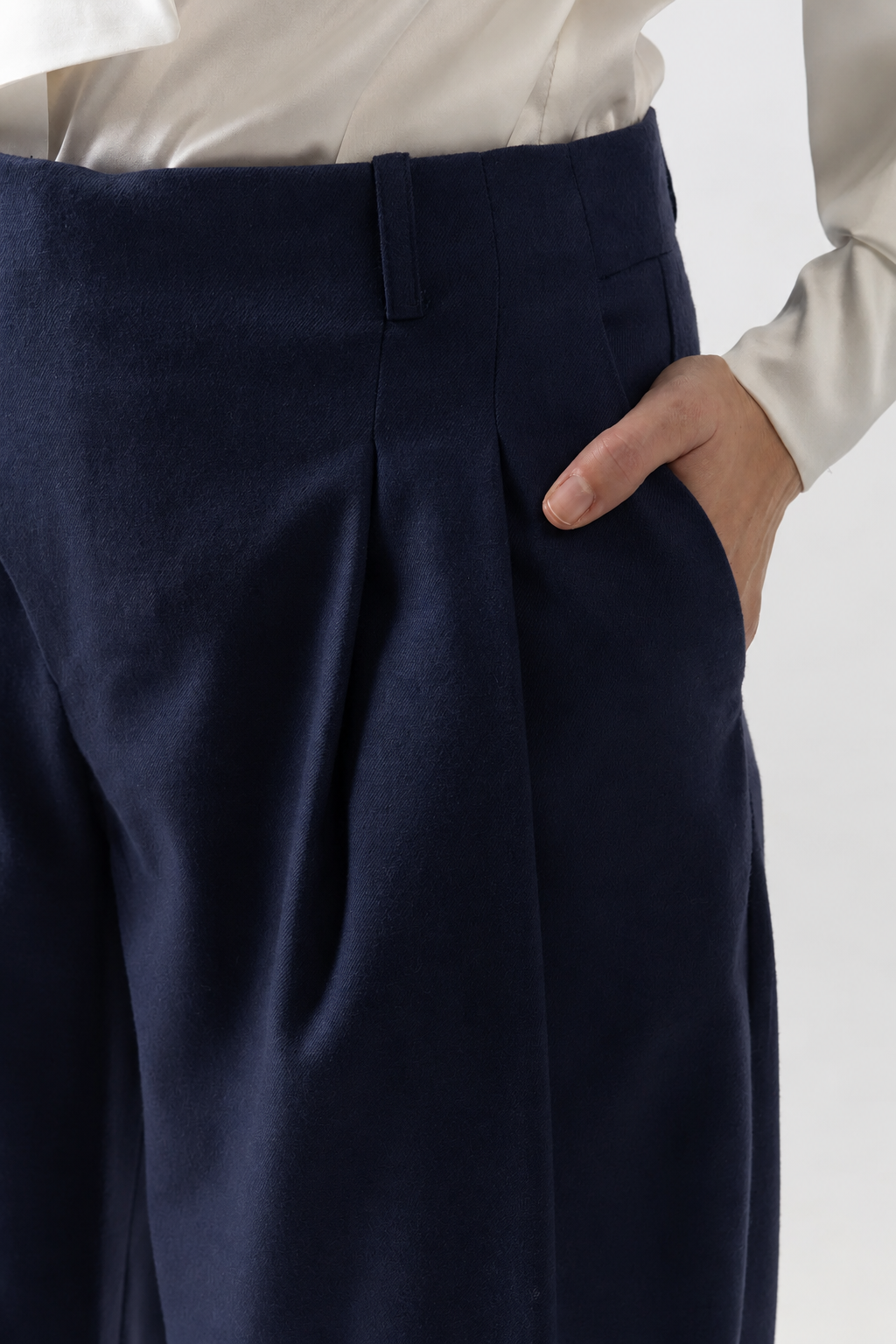 Incarca imaginea in galerie, Pantaloni eleganți din stofă bleumarin cu design petrecut