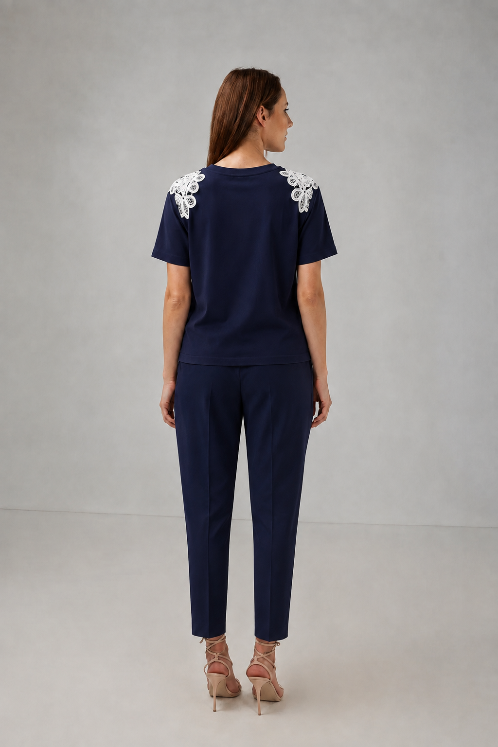 Incarca imaginea in galerie, Tricou bleumarin cu aplicație decorativă din dantelă – Bleumarin