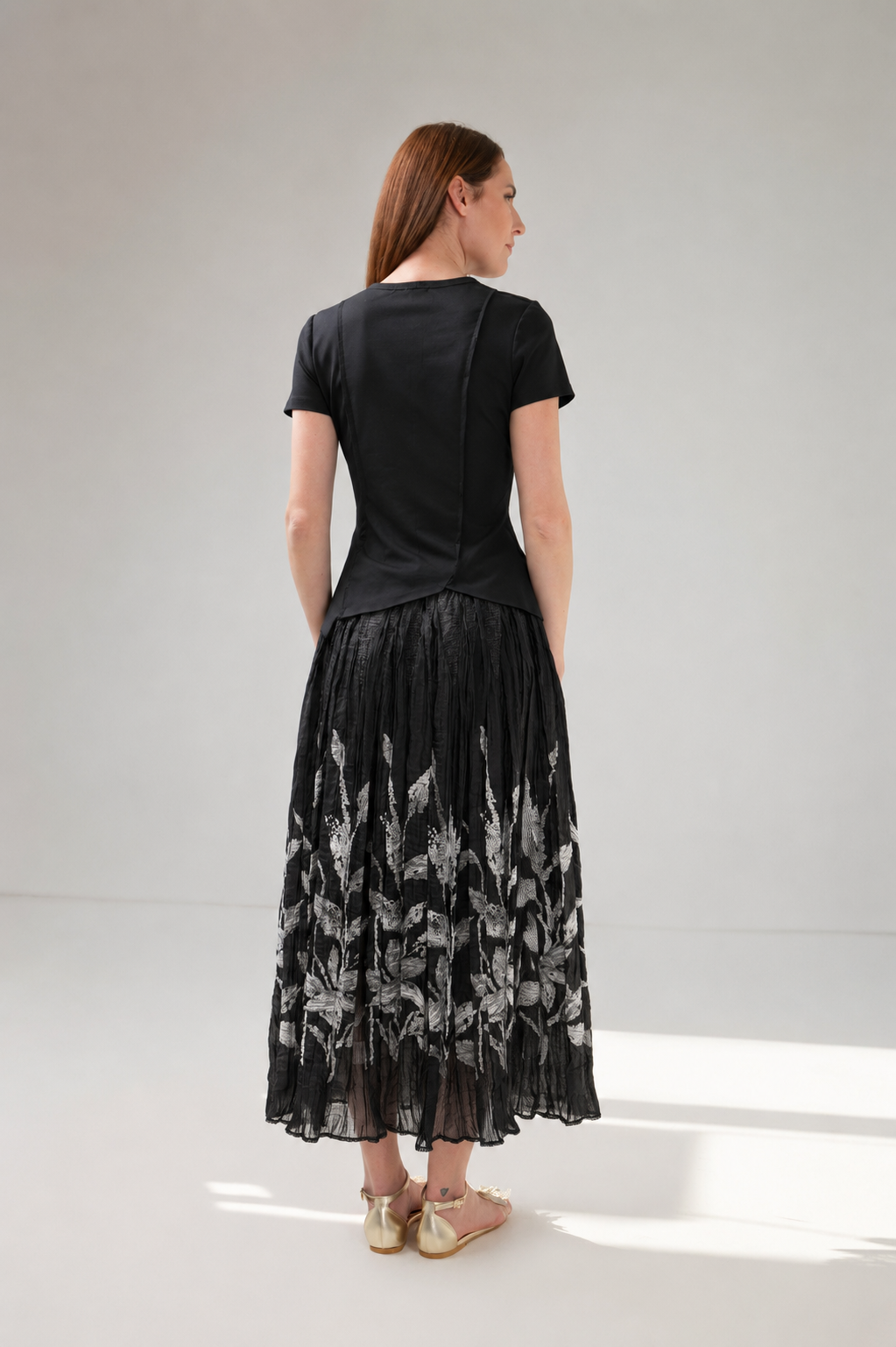 Incarca imaginea in galerie, Fustă Midi Neagră cu Broderie Florală și Pliseuri