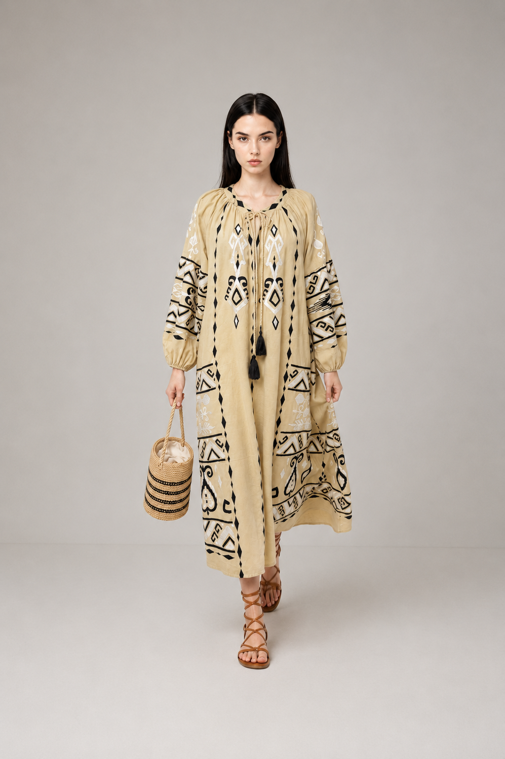 Incarca imaginea in galerie, Rochie tip ie maxi din bumbac cu broderie etnică și ciucuri decorativi – Bej