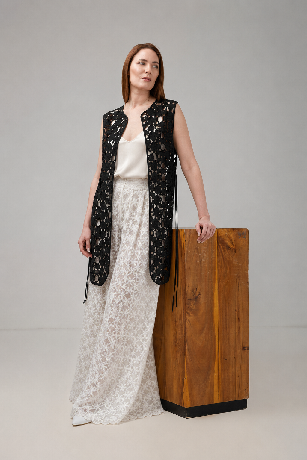 Incarca imaginea in galerie, Vestă Lungă Neagră din Macrame cu Design Ajurat