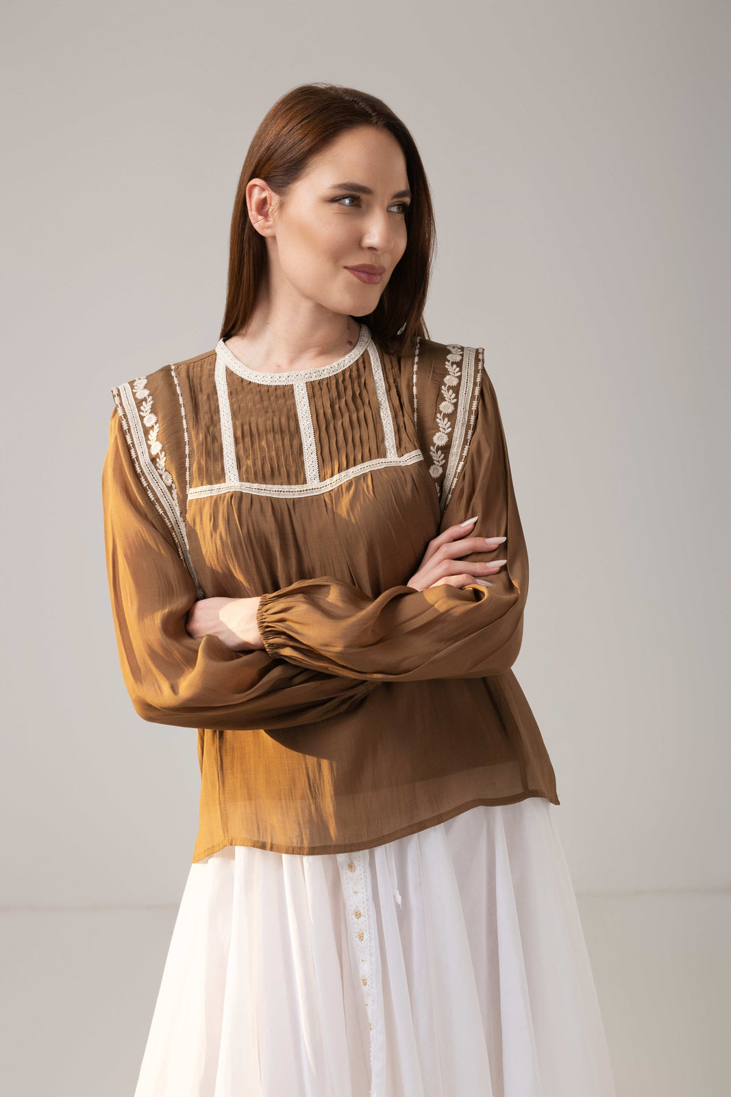 Load image into Gallery viewer, The blouse is made of viscose