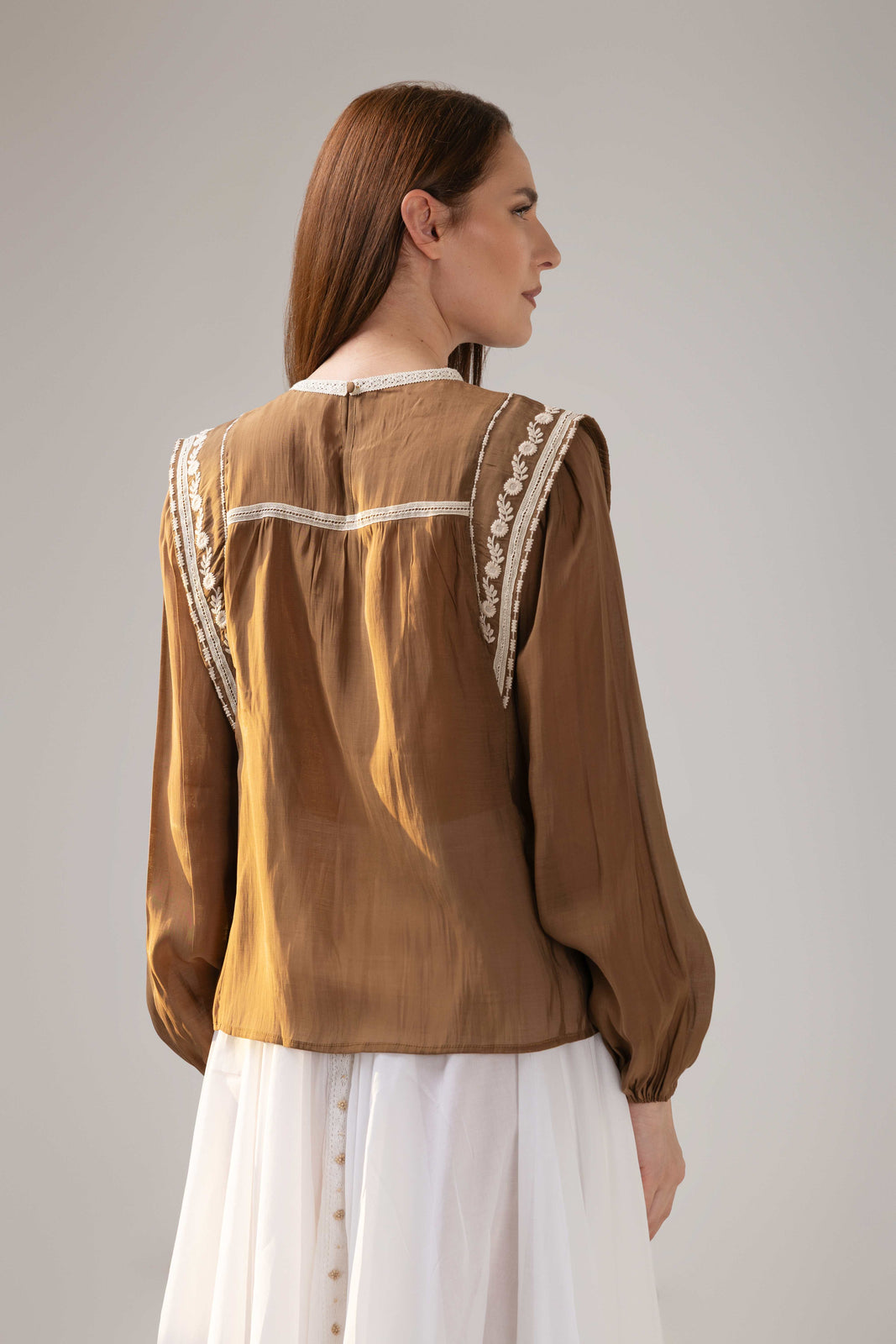 Load image into Gallery viewer, The blouse is made of viscose
