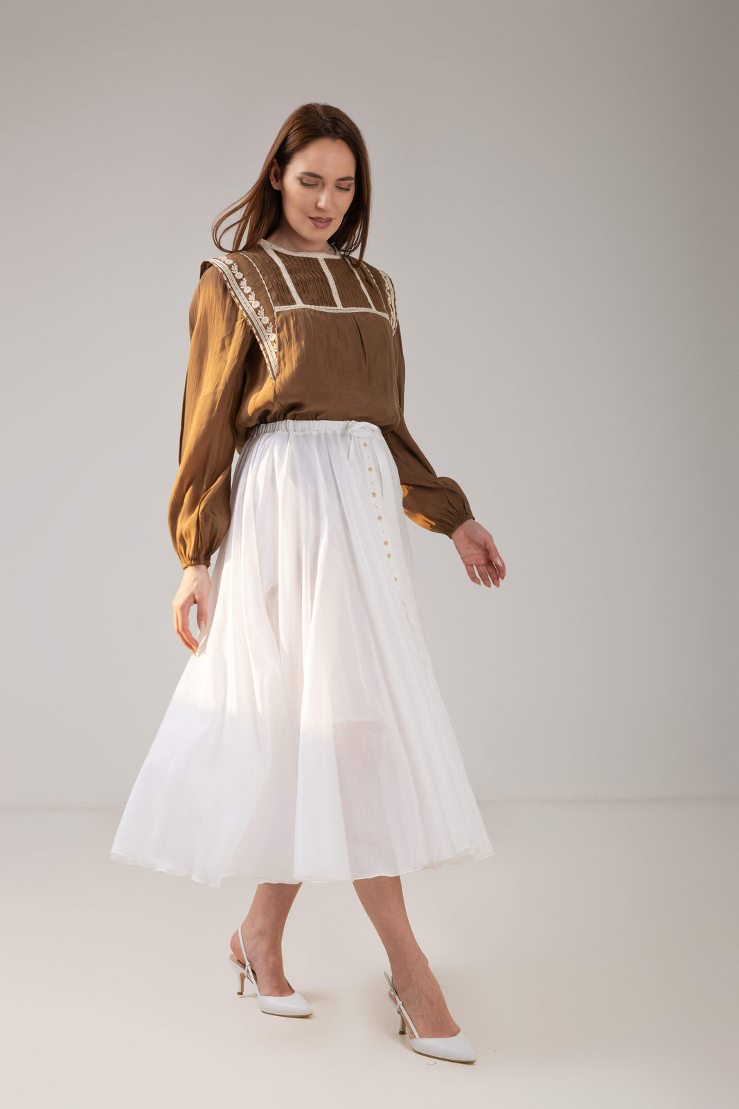 Load image into Gallery viewer, The blouse is made of viscose