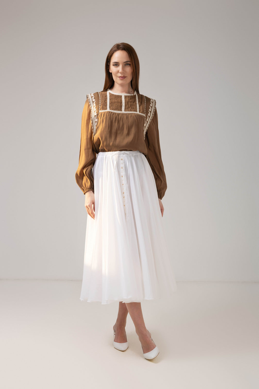 Load image into Gallery viewer, The blouse is made of viscose