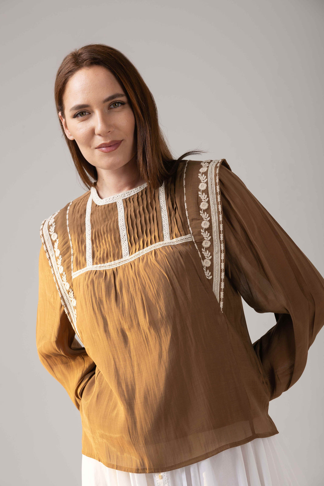 Load image into Gallery viewer, The blouse is made of viscose