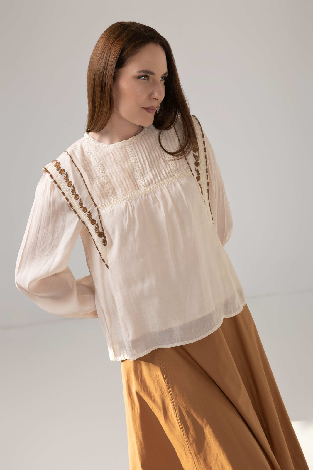 Load image into Gallery viewer, The blouse is made of viscose