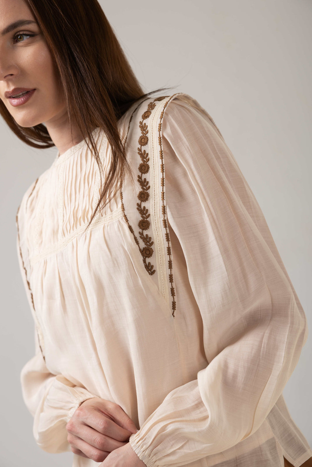 Load image into Gallery viewer, The blouse is made of viscose