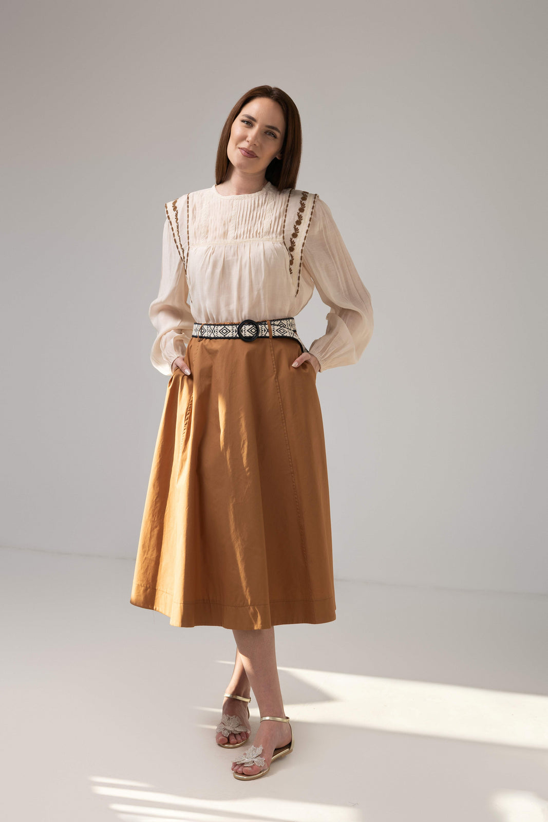 Load image into Gallery viewer, The blouse is made of viscose