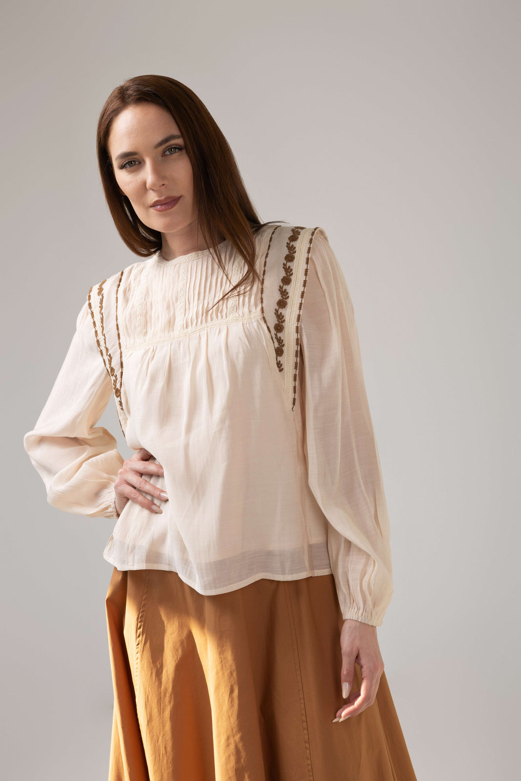 Load image into Gallery viewer, The blouse is made of viscose