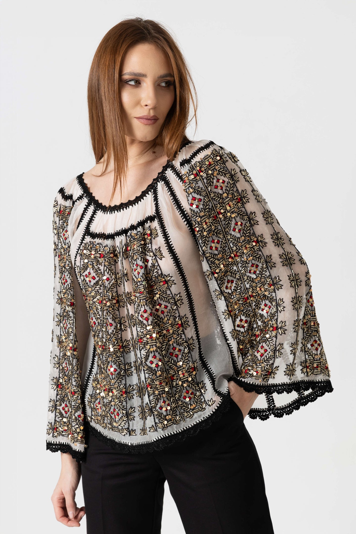 Bluză tip ie cusută manual Izabela Mandoiu, broderie și mărgele (detaliu)