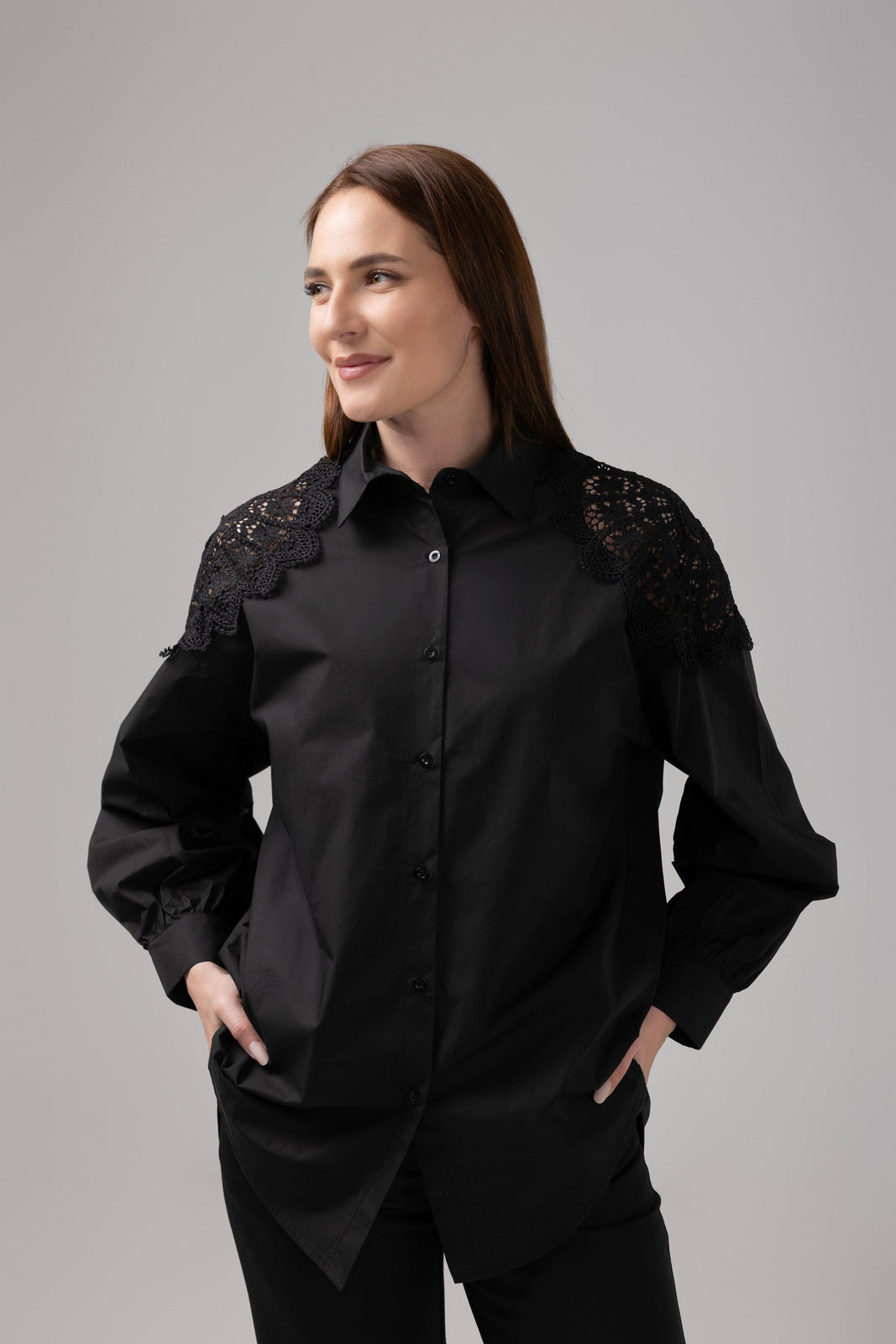 Incarca imaginea in galerie, Cămașă neagră elegantă cu dantelă decorativă