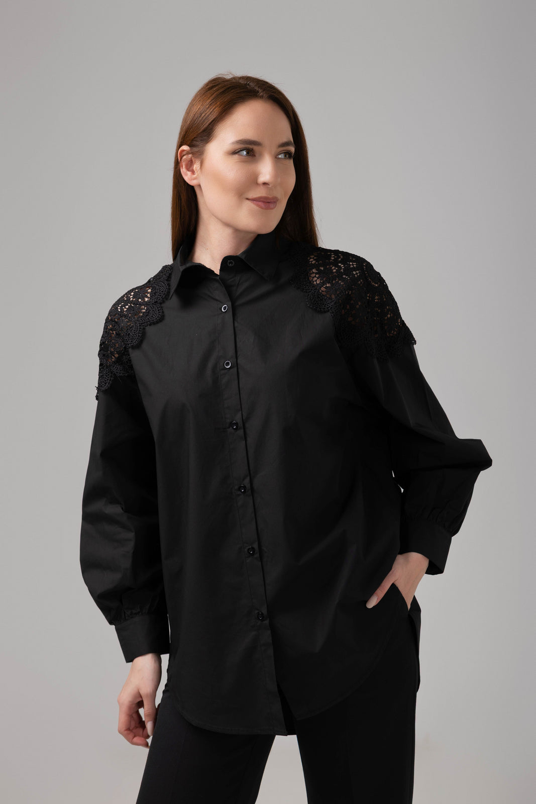 Incarca imaginea in galerie, Cămașă neagră elegantă cu dantelă decorativă
